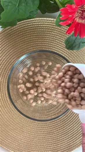 This rich, creamy and vegan chocolatey dessert will blow your mind and pleasantly surprise your taste buds whether you’re vegan or you’re just looking to try healthier recipes! Low in calories, flour-free, egg-free, dairy-free, gelatine-free and starch-free! For more detailed instructions and tips, I recommend you see the long version video, I’ll link in the first comment. Briefly, heat the milky mixture over low to medium heat until it starts to simmer, keep cooking and stirring constantly for 