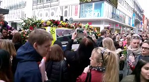 265K views · 6.2K reactions | Klockan 12.00 hålls en nationell tyst minut – hela Sverige tystnar för att hedra offren för fredagens terrorattack. Stockholm ❤️ Film av: Herman Caroan. | Aftonbladet | Facebook