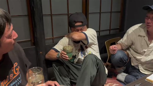 20キロ激ヤセ「すい炎」闘病の次長課長河本、10年ぶりの酒に号泣。医師から飲酒の許可が出た事を報告。「月に一度、一杯だけ」と制限はあるが「10年ぶりの一杯」その喜びを語り合った。。。。
