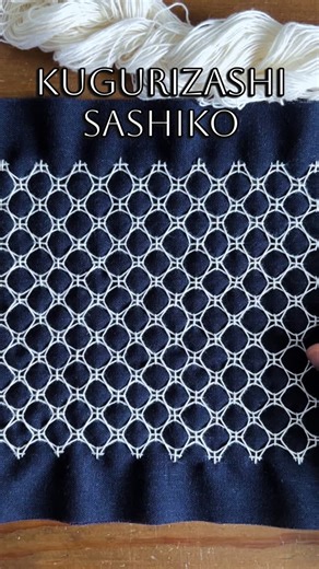 𝙎𝙤𝙥𝙝𝙞𝙚 𝘾𝙖𝙜𝙣𝙞𝙖𝙧𝙩 on Instagram: "Another beautiful & satisfying Sashiko pattern 🪡💙 This is a Kugurizashi Sashiko pattern, this means that it is both stitched and woven, you start by stitching your base then weave your thread under your stitches to make the magic happen! ✨ I love weaving the thread through, it’s so meditative and satisfying 😌 I hope you’ll give it a try! Happy stitching! 💙🪡 . . . . #silentwaveindigo #sashikostitching #slowstitching #sashiko #embroidery #kugurizas