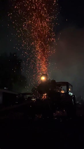 R&T’s Avery Undermount traction engine spark show