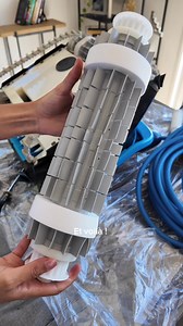 59 reactions | Certains de nos robots sont équipés de brosses combinées avec mousse. Avec le temps, ces mousses peuvent s’user et perdre en efficacité. Les remplacer tous les ans, en fonction de leur usure, permet d’assurer une meilleure adhérence aux parois et de maintenir la stabilité optimale de votre robot Dolphin. Dans cette vidéo, on vous montre pas à pas comment changer les anneaux mousse de la brosse combinée ! 邏 | Maytronics | Facebook