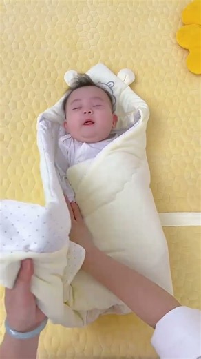 The Secret to Keeping a Sleeping Baby Warm & Cozy ​👶🧸 #BabySwaddle #NewbornSleep #ParentingHacks