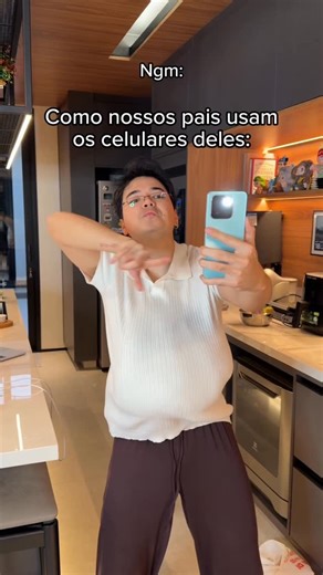 Matheus MoriMura Jordão on Instagram: "A Fonte GIGANTE, o volume no máximo e todos os apps abertos 🗣️ Seus pais também são assim? Marque os irmãos e amigos aê ❤️ O novo HONOR X7d da @honormobilebrasil chegou trazendo resistência 5 estrelas, com resistência a quedas de 1,80m, juro! Além de tudo, tem botão de IA que responde na hora, bateria gigante de 6500 mAh, que aguenta até dois dias de uso, mesmo que você passe o dia todo no WhatsApp! Câmera ultra nítida de 108 MP (na versão 4G) e um som tã
