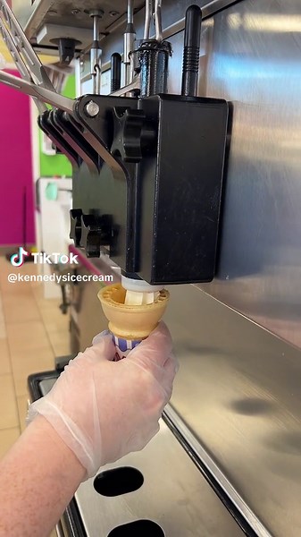 This filled cone will make your weekend!🍦😍