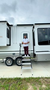 🏡✨ It’s Floor Plan Friday! 🌟 Check out the Paradigm 385FL, perfect for active families! 🍽️ Enjoy atrium views in the dining area with a swivel table/desk. 🍳 The kitchen has a microwave, range, oven, and optional residential fridge, plus extra counter space and a kitchen island. 🚻 A half bath by the entrance adds convenience, and the middle kitchen is a cook’s dream! 📺 Relax in the front living area with a 55" Smart TV, dual recliners, and sleeper sofas. 🛏️ The primary suite offers a king 