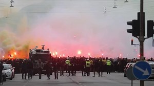 58K views · 960 reactions | Brøndbys fans går søndag eftermiddag march mod Parken, hvor derby mellem FCK og BIF spilles kl 16.00. Vi følger med, og lægger løbende fotos på hjemmesiden. Se galleri her https://presse-fotos.dk/post/fodbold-derby-kaempe-march-paa-svanemoellen-station/ #derby #bif #fck #fckbif | Presse-fotos.dk | Facebook
