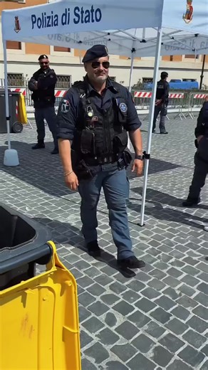 I surprised an Italian policeman 🫡 #police#Prague #police #streetphotography #photography