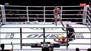 WOW. Gingsanglek Tor.Laksong doubles up the head kick, knocking Chorfah Tor.Sangtiannoi out cold seconds into ❌ | Property Spain | Facebook