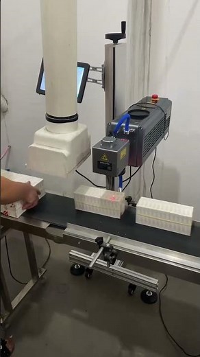 CO2 laser marking machine print date code on carton box on conveyor belt#co2lasermarking #coding