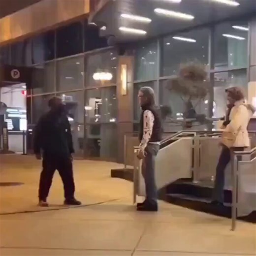 Un hombre de 68 años defiende a su esposa durante un ataque... y deja inconsciente al agresor en segundos. ¡Respeto total!