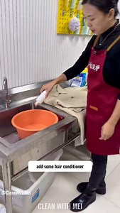 7.6K reactions · 38 comments | How to clean a wool coat? Try this method to keep your clothes soft and dust-free~ #LifeHacks #EasyStainRemoval #Laundry #WoolCoat #XiaoJieCareTips | Mei Johnson | Facebook