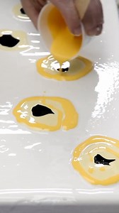 Adorable Abstract Daffodil Art #balloondip #yellowdaffodil #daffodils #daffodilpainting | Amanda's Designs