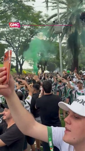 Ônibus do Maringá FC é recebido com festa pelos torcedores