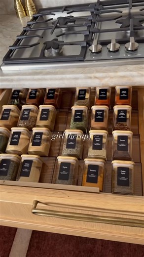 Nicole Keshishian | KALEJUNKIE® on Instagram: "@kalejunkie comment SPICE or LINKS for everything I used! 🫶🏻 It’s January 1, which means it’s time to get organized so you can go into the new year with a clear mind. Obviously I spend a ton of time in the kitchen—so when it’s a mess and disorganized, it gives me anxiety (@eri.wool can confirm 😬). So one thing I do each year is organize the spice drawer and throw out expired seasonings—not only do they lose flavor, they can grow mold if exposed t