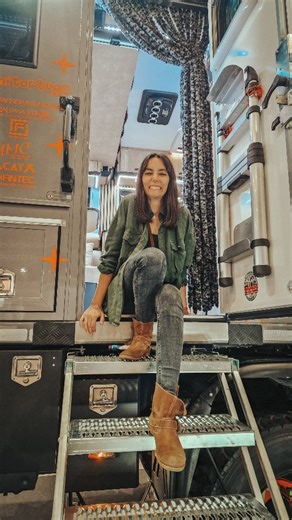 Galaventura | Camper | Vanlife on Instagram: "UNA CASA TODOTERRENO 🤯 Te enseñamos el interior de este camión camper 4x4 para llegar a cualquier lugar 🌍 Tiene de todo y lo puedes ver en este Vantour: Cafetera ☕️ Baño completo 🚿 2 camas 💤 Y hasta terraza con vistas 💚 Está preparado para hacer offroad aunque por dentro es tan cómodo como una autocaravana de lujo ✨️ Gracias a Javi de @mitortuga.es por dejarnos entrar a su preciosa casita con ruedas 🫶 . #vanlifers #furgoneteros #enfurgomolamas 