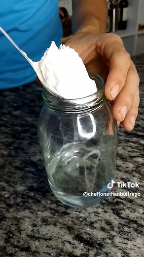 La masa madre es un fermento compuesto, generalmente, de agua y harina, el cual no requiere de levadura. Se elabora a través de cereales como el salvado de trigo o centeno, donde la levadura se encuentra de forma natural y es ahí donde inicia su proceso de fermentación. #panaderia #masamadre