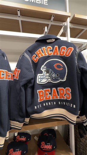 This jacket goes hard 🐻💙🏈🧡🔥🔥🔥 Rawr @abercrombie #chicago #chicagobears #bearsgear #beardown #chicagocheck #varsityjacket #fashion #drip #chicagocheck