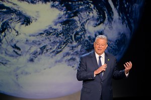 Wir schicken euch ins Kino! 🎥 In der Fortsetzung der preisgekrönten Klima-Doku "Eine unbequeme Wahrheit" reist der ehemalige US-Vizepräsident Al Gore nach wie vor mit seiner aufrüttelnden Informationskampagne um die Welt. Und er zieht eine erste Zwischenbilanz: "Es ist unglaublich, wie weit wir schon gekommen sind. Die Bewegung ist nicht mehr aufzuhalten." Aber bewegt sie sich schnell genug, um die Katastrophe abzuwenden? Wir verlosen 5x2 Kinogutscheine >> http://act.gp/2vL8JyP | Greenpeace Öst