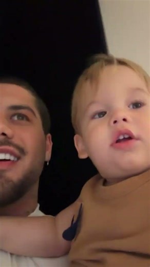 Zé Felipe assistindo filme com os filhos