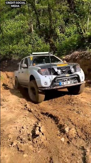 Old Nissan Navara vs Old Mitsubishi L200 - Off-Road