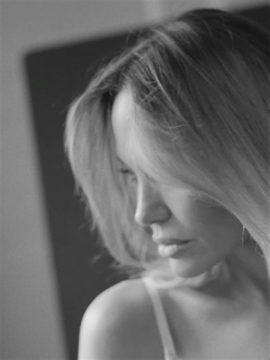 TIME on Instagram: "Angelina Jolie fait la couverture du premier numéro de TIME France. Héroïne du film “Coutures” d’Alice Winocour - une histoire qui résonne profondément avec l’histoire familiale de l’actrice oscarisée, marquée par le cancer du sein - Angelina Jolie se confie dans une interview rare et intime sur sa vie, ses enfants et son engagement humanitaire. Dans ce reportage exclusif pour TIME France, la star américaine a choisi de dévoiler la cicatrice de sa mastectomie préventive, prat