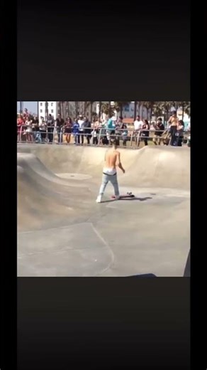 Justin Bieber skateboarding in Venice beach, Los Angeles