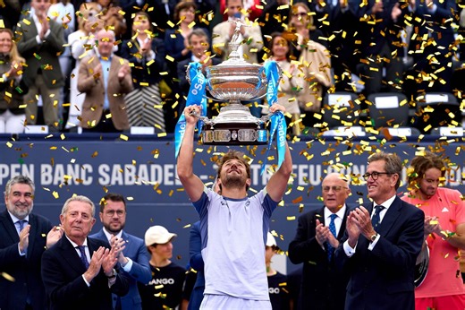 WATCH: Casper Ruud dives into the pool with ball kids as he partakes in the ceremonial water splash post Barcelona title triumph