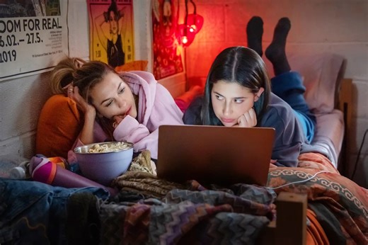 3 Best New Netflix Movies to Watch This Weekend (April 17-19): ‘Roommates’ and More