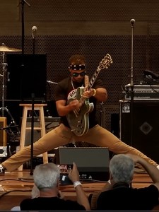 That sound? That’s Chuck Berry’s fire, still burning onstage in 2025. Charles Berry Jr. and Charlie Berry III tore up the Chicago Blues Festival with ‘Johnny B. Goode,' just like Chuck used to, but with their own edge. From the first note to the final chord, the Berry name rang out loud and clear. 🎸 #BerryLegacy #ChicagoBluesFestival #JohnnyBGoode #RockAndRollLives #chuckberry