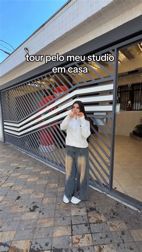 Mariana santiago | cílios e marketing on Instagram: "fazendo história da garagem de casa as invejosa fica se mordendo 😂 da garagem de casa, nos maiores palcos, 29.150 alunas espalhadas por todo mundo. comece da sala da sua casa, da garagem ou de qualquer lugar que vc tiver, o que é seu tá guardado ❤️ e aí, você atende em casa ou começaria um negócio em casa? 🏠 #salaodebeleza #extensaodecilios #lashextensions #areadabeleza"