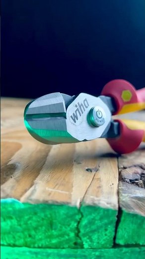 Electrician Tool With Magic Button? - Wiha BiCuts ⚡️