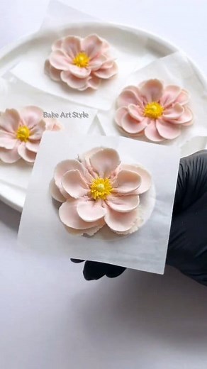 57K views · 922 reactions | Korean style decorating flower tutorial #cake #cakedecorating #cakecakecake #cakedesign #cakeart #viralreelsfacebook #viralpost2025シ #trendingreelsvideo #highlight #highlightseveryonefollowers #everyonehighlightsfollowers | Bake Art Style | Facebook
