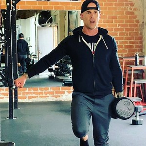 The world’s leading spine specialist, Dr. Stuart McGill considers the single arm farmers carry aka suitcase carry to be an essential exercise, as it’s brutally effective at strengthening the QL (quadratus lomborum). . It’s especially powerful when done slow motion, @drmarkcheng style and with no shoes. . I can’t recommend this enough and always program it for athletes of any age. . Complete training programs at LINK IN BIO or www.RenegadeStrengthClub.com. . . . @mustafaaliwwe @thetruekofi | Jay 