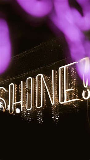 Bindu Events ~ Congresos y Eventos on Instagram: "¿Cómo conseguimos retroceder en el tiempo y revivir una noche en los 70s? 🪩✨ Todo empezó con una temática clara: Studio 54. A partir de ahí, tocaba convertir la inspiración en algo visual: paleta de colores, texturas, dress code, referencias de decoración y esos detalles que hacen que una temática no se quede solo en una idea, sino que se convierta en una experiencia. Después llegó la parte más estratégica (y divertida): la producción. Buscar lo