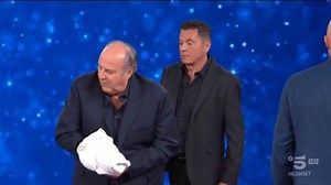 Tu si que vales, Scotti finge di farsi male, Sabrina Ferilli si infuria | Video