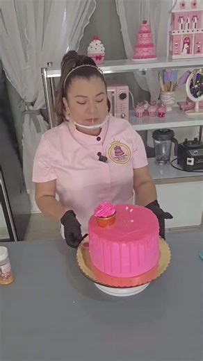 Decorando un bonito pastelito de mini mouse. Este fue un pastelito húmedo en 3 leches relleno de dulces de leche. Para 25 personas💕💕#pastel #postres #miniemouse