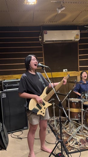 Introducing Ellie: The Singer from Zizters Band!