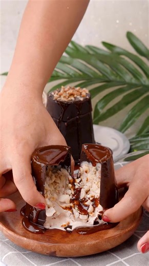 Anyone interested in the recipe for this cake?#tiktok #xuhuong #fyp #easyplus #chocolate #cake #cakedecorating #recipe #trending #viral #icecream #food