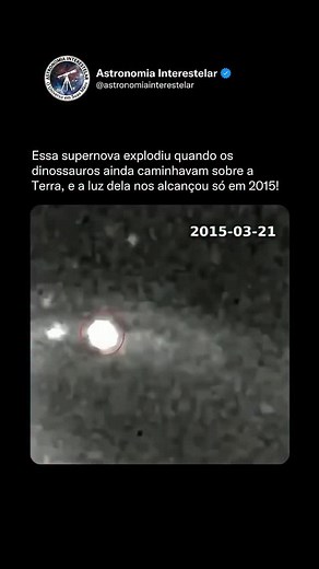 Em 2015 a gente viu chegar a luz de uma explosão estelar que aconteceu quando os dinossauros ainda estavam na Terra. 🤯 Nome do evento: SN 2015F. Ela apareceu na galáxia NGC 2442, a ~78 milhões de anos-luz daqui. Isso quer dizer que o “show” aconteceu no fim do Cretáceo, mas as imagens só bateram na nossa retina agora. O que explodiu foi uma anã-branca em um sistema binário, o clássico cenário de supernova Tipo Ia. Ela foi “comendo” matéria da companheira até passar do limite e disparar uma fusã
