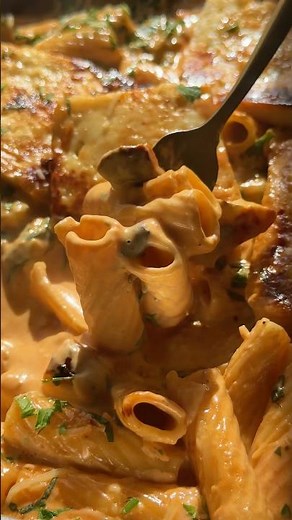 Hot Honey Halloumi Pasta 🍝 🥘 🍯