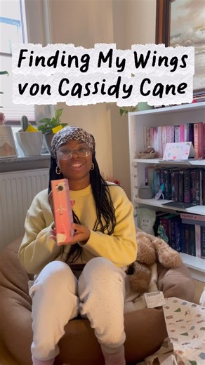 anastasia | bookstagram 🫶🏾 on Instagram: "📦✨ XXL Buch-Unboxing ✨📦 Part 5/7 Annotieren ist eigentlich gar nicht mein Ding. Zu viele schlechte Erinnerungen aus dem Deutschunterricht kommen da hoch. Meine damalige Lehrerin meinte, ich sei nicht fürs Abitur geeignet und sollte abbrechen. Hab ich natürlich nicht gemacht und ihr beim Abschluss ganz freudig die Hand geschüttelt 😂 💭Hat euch mal jemand unterschätzt und ihr habt es trotzdem durchgezogen? #unboxing #buchpost"