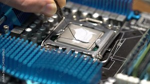Master puts thermal paste on the CPU, computer repair Stock Video