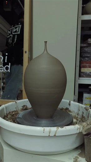 Iniciar sesión 1536 Me gusta thutapottery Narrow-necked vessels present the challenge of stretching the clay outward only to bring it back into a singular, graceful point without closing the neck. It is truly invigorating. When paired with a slender base, it accentuates the curvaceous, round belly and creates a harmonious look. It's the fluid motion in the silhouette that, against any backdrop, exudes elegance. While narrow-necked vessels may not fit the traditional definition of 'functional,' t