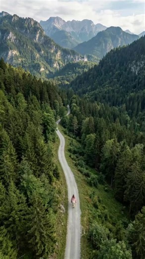 Ulrich von Liechtenstein (c. 1200 – 1275) was a Styrian nobleman, knight, and minnesinger (courtly poet) from the region of present-day Austria. ⚔️ He is best known for his autobiographical work Frauendienst, in which he describes his chivalric adventures and the ideals of courtly love. 📜 According to his own account, during several knightly tournaments he travelled across Europe disguised as the goddess Venus, wearing women’s clothing and armor to demonstrate devotion to the lady to whom he de