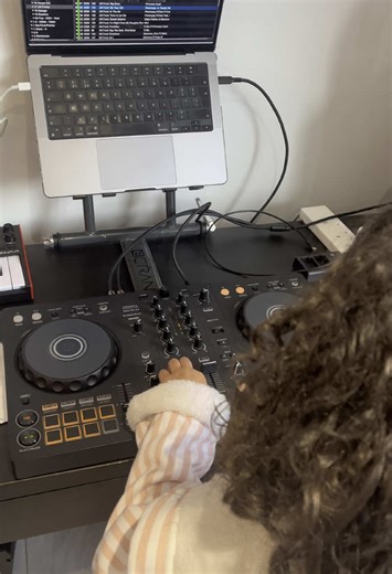 Practice makes perfect lol Teaching my 5 year old Daughter how to DJ. Lesson 4: Basic Mixing. UK Funky Classics DJ Lessons DJ Workshops