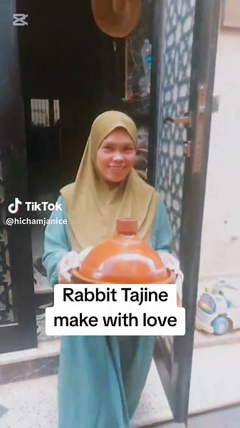 A warm homemade rabbit tajine, cooked with love by my amazing wife. The flavors, the aromas, the moments we share around the table… nothing beats this. ❤️🍽️ Family, simplicity, and good food — that’s real happiness. Tajine d l’arnab mdyer b l7ob men 3nd zwinti. Lri7a, lwlad, w dak lmwjouf f lmaida… hadi hiya saâdti. ❤️🍽️ Lbasata w lmangna m3a lfamilya — hadi hiya lfarha. #MoroccoPhilippines #MoroccanFood #RabbitTajine #FamilyMoments #HomeCooking