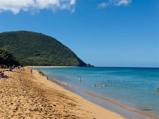 Genevieve Blais on Instagram: "Mon retour d’expérience après 10 jours en Guadeloupe La Guadeloupe m’a d’abord frappée par sa nature exubérante. L’île est incroyablement verte, luxuriante, avec une jungle omniprésente, des montagnes impressionnantes et un volcan qui domine le paysage. Même les zones urbaines sont entourées de végétation. L’accueil des Guadeloupéens a été un vrai point fort du voyage. Les échanges sont faciles, chaleureux, et — fait appréciable — notre français a toujours été parf