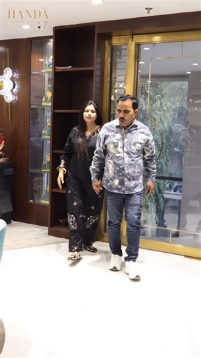 Kamal Handa on Instagram: "LAAKHONN KA SONA HAZARO MEI SIRF HANDA BANGLES PAR MILTA HAI ! LOOT LO✅✨ Call on 9540270047 or 9319849239 for any inquiries! Visit us in Mumbai, Delhi, Ludhiana, Kashmir and Lucknow let us help you find the perfect piece✨ 📍 Mumbai: 801, Solitaire Business Centre, Borivali West 📍Delhi: 2/15, Patel Nagar, Near Rajendra Place Metro Station, pillar number 161 New Delhi - 110008 📍 Ludhiana: Fountain Chowk, near Basant Restaurant 📍kashmir : Handa bangles Gulmarg Road Mag