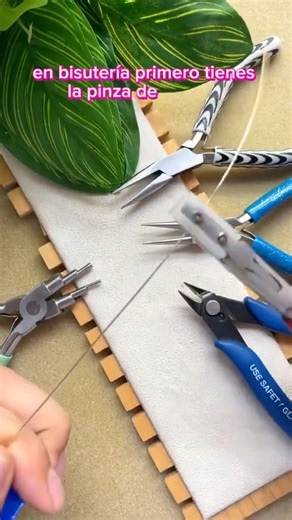 79K views · 1.8K reactions |  Comenta “QUIERO” y te compartiré tutoriales paso a paso para que hagas tus propios collares y potencies tu marca de bisutería con estilo   @emprende.con.bisuteria #bisuteria #accesorios #jewelry #pulseras #aretes | Emprende con Bisuteria | Facebook